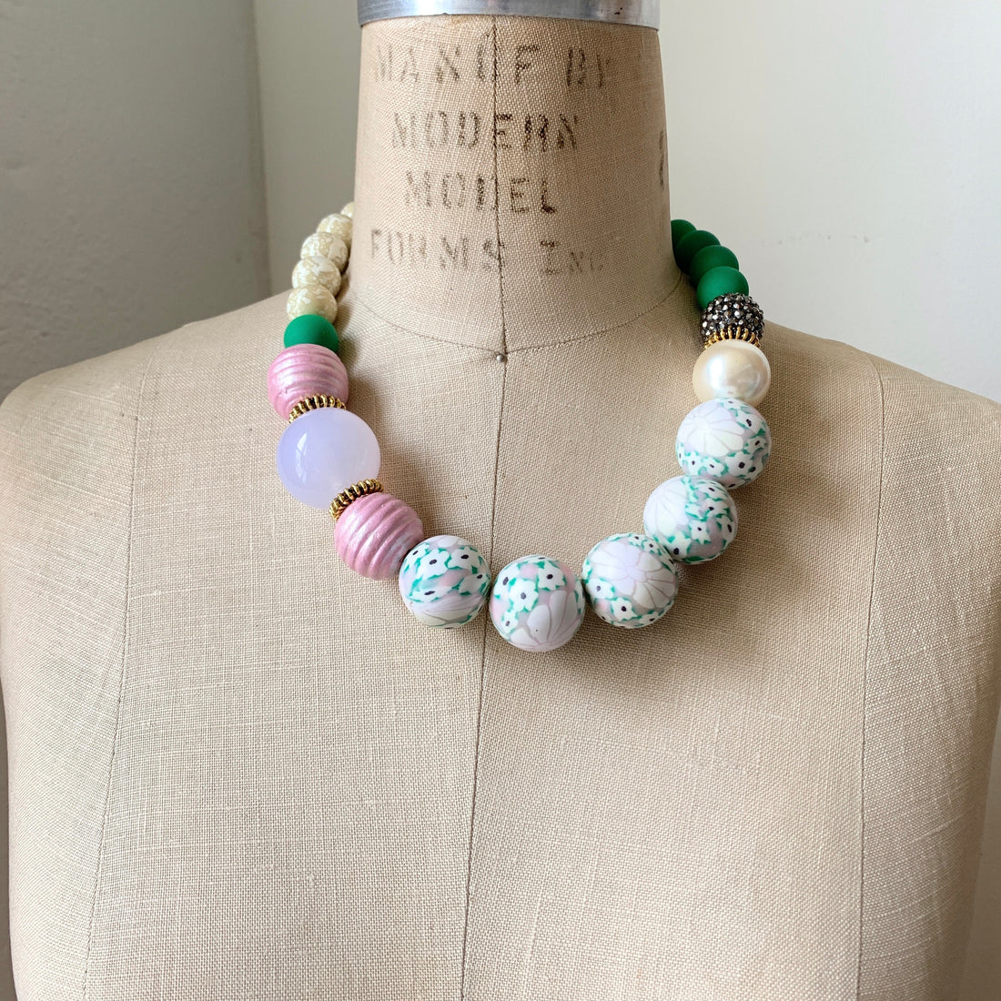 Sweet Pink and Green Queen Mum Choker Necklace